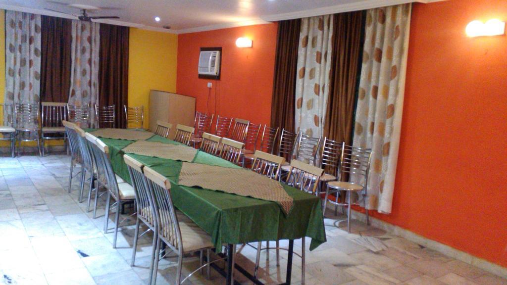 Hotel Kanishka Kanpur Ngoại thất bức ảnh
